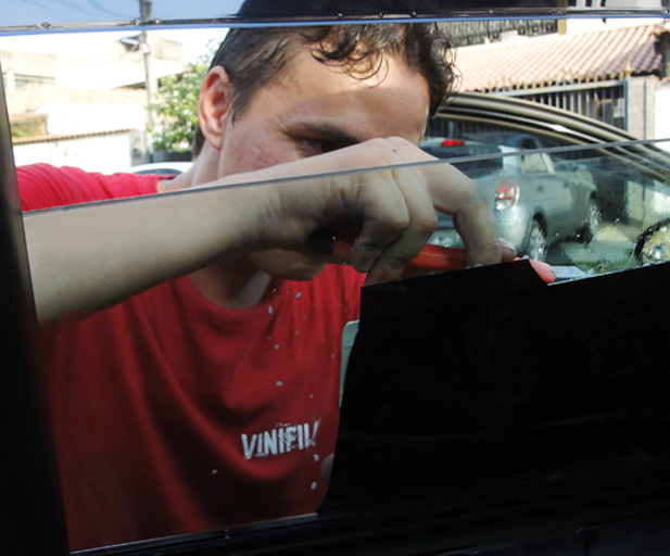 O Cofundador Vinicius instalando uma película anti vandalismo em Sonic Hatch no ano de 2016.